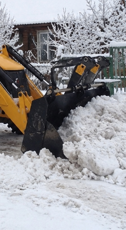 Уборка снега трактором